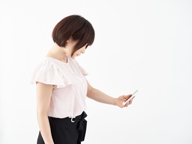スマホ使用時の姿勢チェックで首の痛みを防ぐ